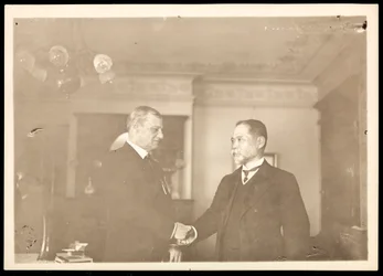Contra-almirante Robley Dunglison Evans apertando as mãos de outro homem, 1906 (impressão de gelatina de prata)